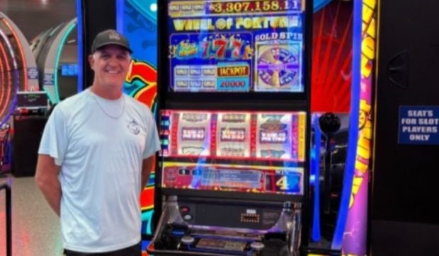 Un bărbat a câștigat un jackpot istoric de 3,3 milioane de dolari în timp ce aștepta avionul, în Las Vegas