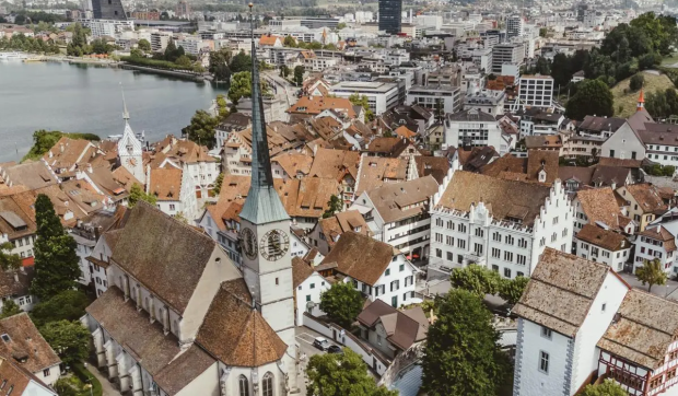 Angajați cu salarii de top din Zug, nevoiți să apeleze la indemnizații de șomaj în urma concedierilor masive