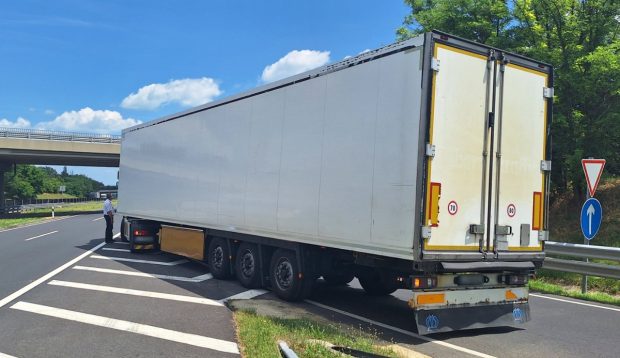 Șoferul unui TIR amendat după ce a oprit în zonă interzisă pe autostrada M7 din Ungaria