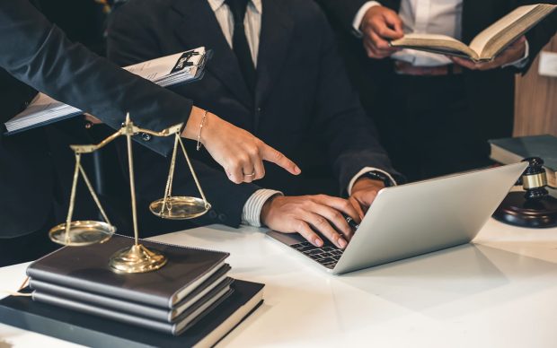 Cât costă, de fapt, un avocat în 2026? Ce sunt onorariile mi