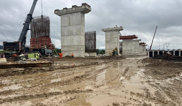 Ploile abundente paralizează lucrările pe Autostrada Moldovei A7 în zona viaductului Cleja