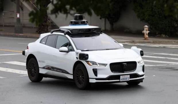 Probleme pentru flota Waymo: Mașinile autonome retrase de pe autostrăzi după incidente în zonele de construcție