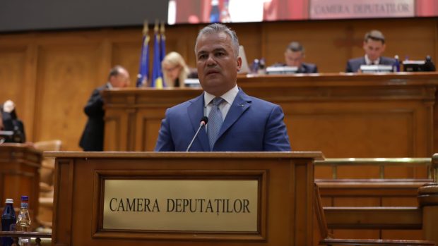 Adrian Veștea, desemnat premier interimar: între provocări și o alianță incertă în Parlament