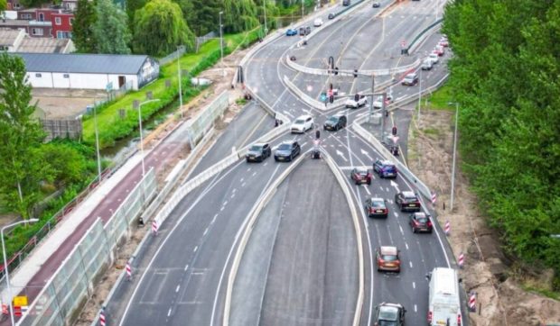 Confuzie și amenzi pe șoseaua din Zaandam: intersecția „diamant divergent” provoacă probleme șoferilor