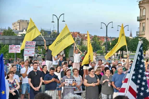 Sute de orădeni au protestat pentru Viorel Pașca, acuzat în dosarul azilelor ilegale din Bihor