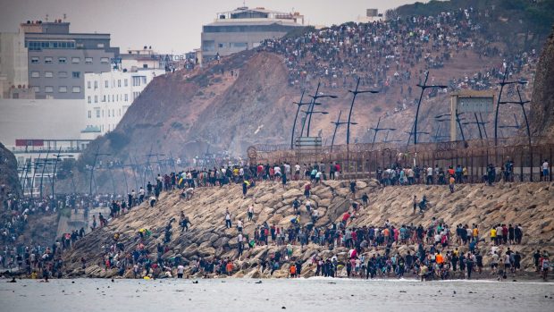 Ursula von der Leyen cere expulzarea rapidă a imigranților care au năvălit în Ceuta, în timp ce Pedro Sanchez denunță un „atac împotriva Spaniei”. Cauzele crizei și relațiile complicate cu Marocul