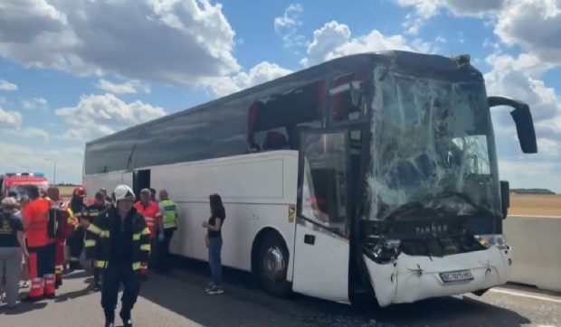 Coliziune între un autocar și un TIR pe pasajul de legătură A2-DN21 la Drajna: 16 răniți, printre care 12 copii