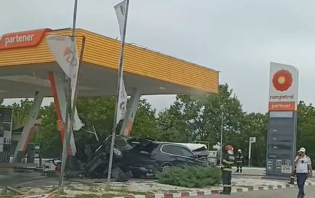Doi șoferi au fost la un pas de dezastru, într-o benzinărie de lângă Craiova: au intrat cu mașinile în pompa de alimentare