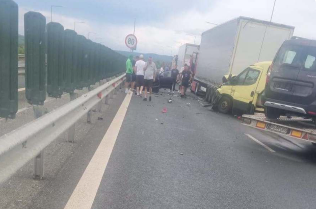 Trafic blocat pe autostrada A1 în județul Timiș după un accident cu patru vehicule. O femeie a fost transportată la spital
