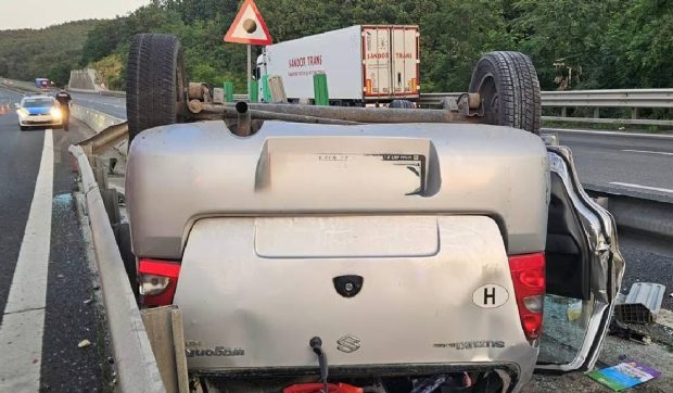 O fetiță de 5 ani a murit, după ce mașina familiei s-a izbit de parapetul median pe A1 Sebeș – Sibiu și s-a răsturnat