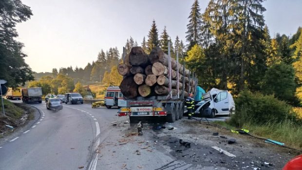 Un camion încărcat cu lemne și o autoutilitară s-au ciocnit pe DN 13A, în Băile Homorod: un bărbat a murit. A fost solicitat un elicopter SMURD