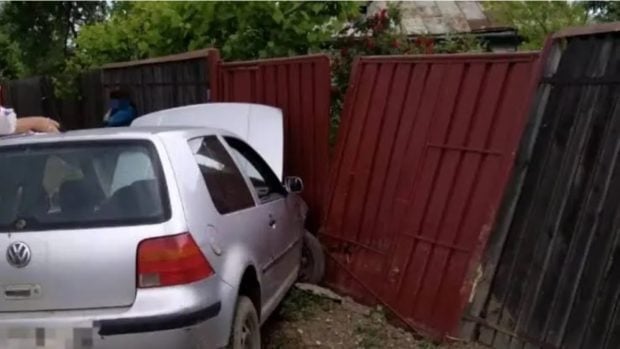 Un șofer beat și fără permis din Cluj a intrat cu mașina, cu numere false, în gardul unei case