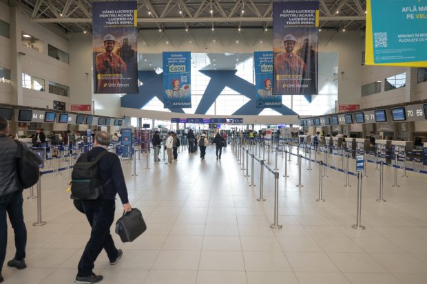 O femeie a fost prinsă pe aeroportul Otopeni când încerca să zboare la Paris cu un plic plin de pașapoarte false