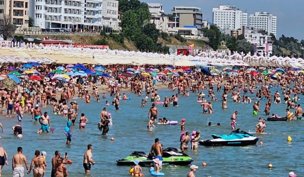 Eforie, în vârf de sezon: Plajele sufocate de turiști și prețuri în creștere pentru o zi la malul mării
