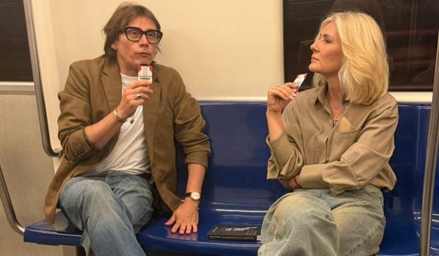 Alessandra Stoicescu, gazda primului podcast filmat în metrou. Actorul Marius Manole este invitatul ei