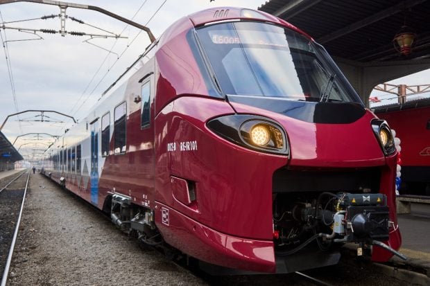 Mecanicul unei rame Alstom Coradia a spart geamul ușii de acces după ce a realizat că și-a uitat cheia acasă