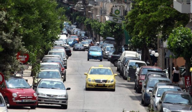 Amendă de 350 de euro pentru șoferii care lasă mașina pornită ca să-și cumpere cafea sau gustări, în Grecia