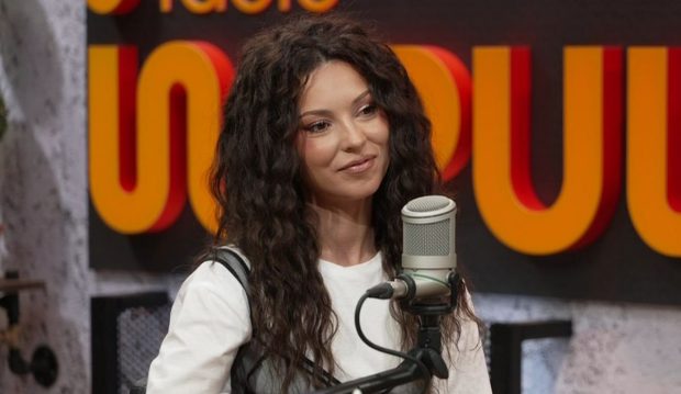 Ami dezvăluie secretele unui stil de viață fericit și energic prin noua sa piesă „Să danseze fetele”