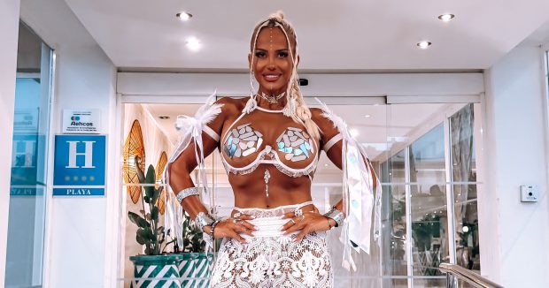 Anda Adam impresionează la piscină cu o siluetă tonifiată, obținută printr-un regim de viață sănătos