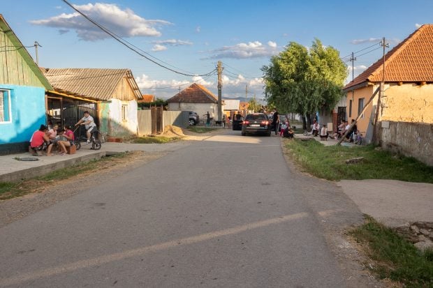 Angajatele azilelor din Bihor, plătite simbolic, își susțin fostul patron după perchezițiile DIICOT