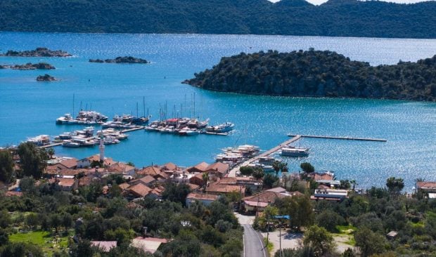 Peninsula din Turcia unde se regăsesc plantații străvechi de măslini și livezi de migdali. Băile Cleopatrei oferă o experiență aparte în vacanță