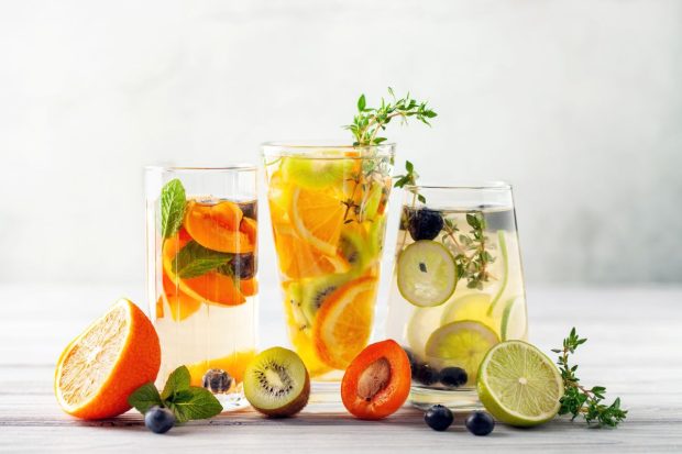 Combinații naturale și răcoritoare de apă cu fructe și plante aromatice pentru zilele calde de vară