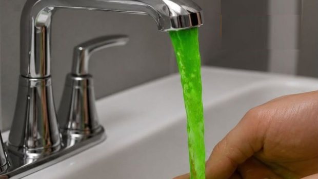 Apă verde, la robinet. Autoritățile spun că nu e periculoasă pentru sănătate și explică de ce au pus colorant în ea, în Polonia