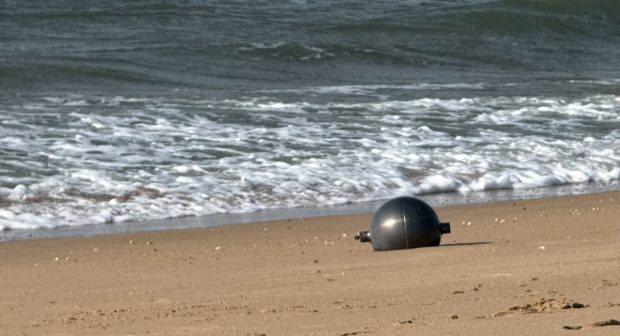 Descoperire uluitoare pe o plajă din Australia: șase sfere metalice gigantice, posibil resturi spațiale