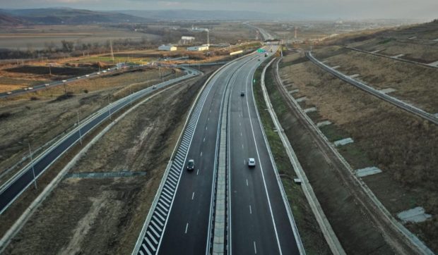 Autostrada A10 Sebeş-Turda închisă temporar din cauza unei alunecări de teren: Traficul deviat pe DN1 pentru siguranţă