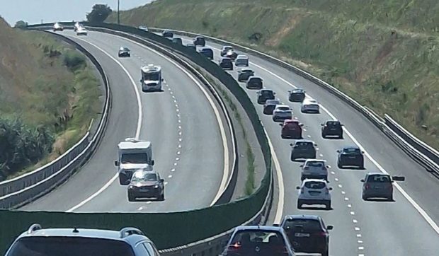 Coadă de 7 kilometri pe autostrada Soarelui A2, spre litoral, după un accident cu trei mașini: doi copii au fost răniți