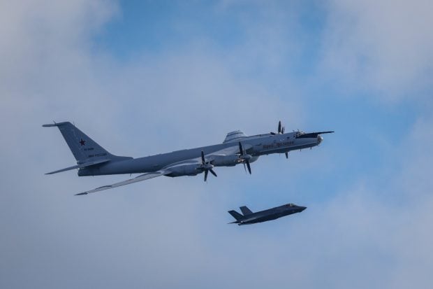 Avion rusesc efectuează manevre periculoase lângă portavionul britanic HMS Prince of Wales, interceptat de două F-35
