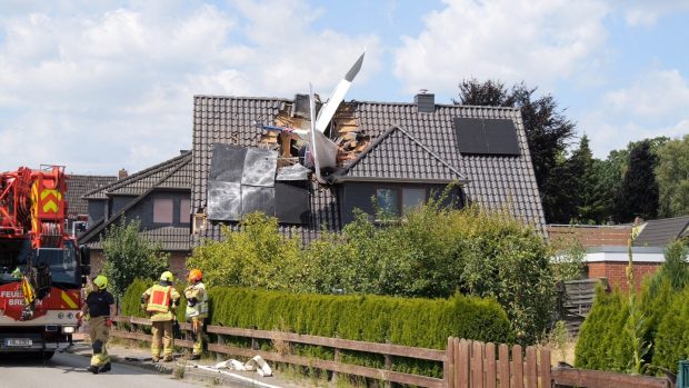 Un avion de mici dimensiuni s-a prăbușit peste o casă, în Germania, și doi bărbați au murit