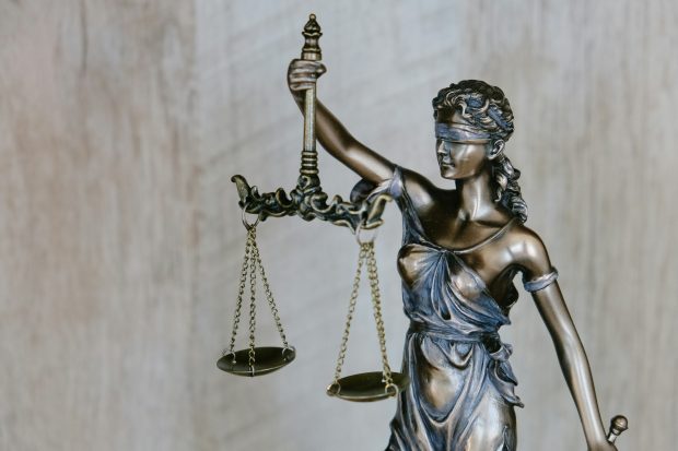 Cum să alegi un avocat potrivit: criterii esențiale de evaluat înainte de colaborare