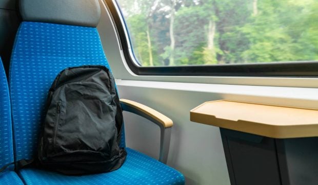 Țara europeană care vrea să interzică bagajele pe scaunele din tren, chiar și când vagonul este gol