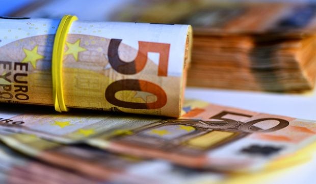 Cuplu britanic primește aproape 8.000 de euro eronat în cont de la o companie de apă, iar situația stârnește controverse