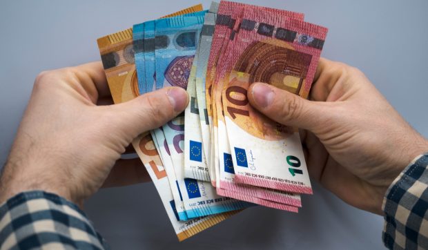 Tehnician din Austria obligat să primească aproape 14.000 de euro după concedierea abuzivă în concediu medical