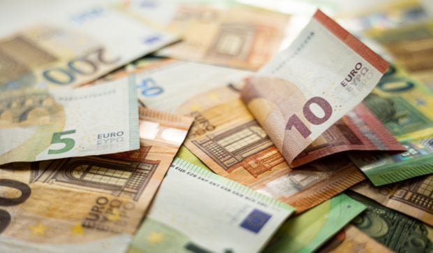 Escrocherie prin telefon: O femeie din Franța a pierdut 17.500 de euro după trei ore de conversație cu falși polițiști
