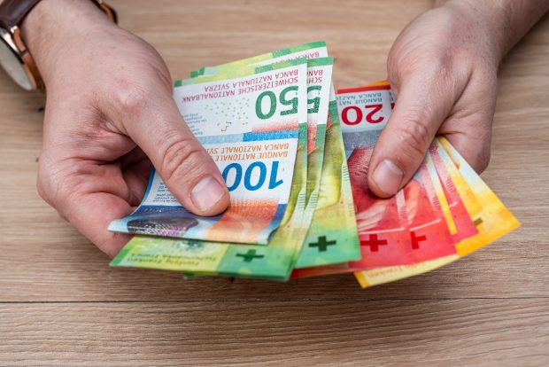 Cuplu italian prins în Elveția după ce a furat mii de franci din supermarketuri pretinzând că sunt colecționari de bancnote