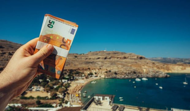 Cât numerar ar trebui să aibă românii în vacanță în Grecia, Turcia sau Albania pentru a evita cheltuieli neașteptate