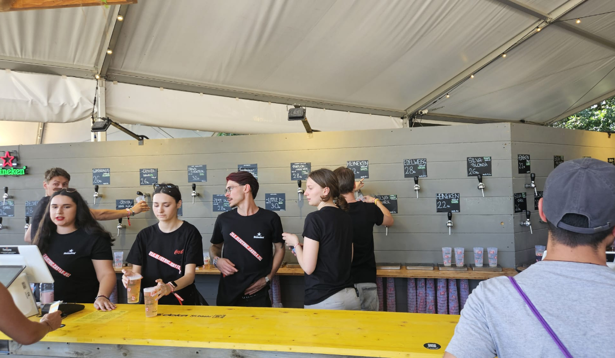 Care sunt prețurile la Electric Castle: cât costă cafeaua, apa, sucurile și băuturile în festivalul de la Bonțida