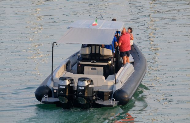 Haos pe o plajă din Marina di Ragusa după ce aproape 700.000 de euro au fost aruncați în mare de pe o barcă fără combustibil