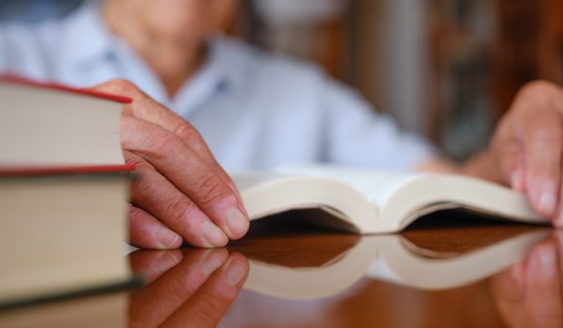 Povestea bărbatului care a absolvit liceul la 82 de ani: „Niciodată nu e prea târziu să studiezi”