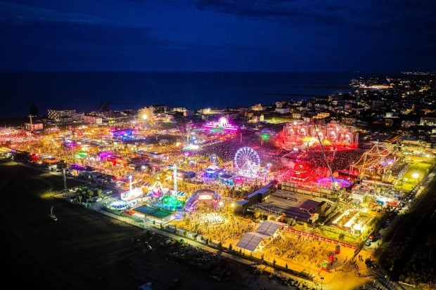 Cât a costat un sejur la mare, în Costinești, în perioada festivalului Beach, Please! 2026
