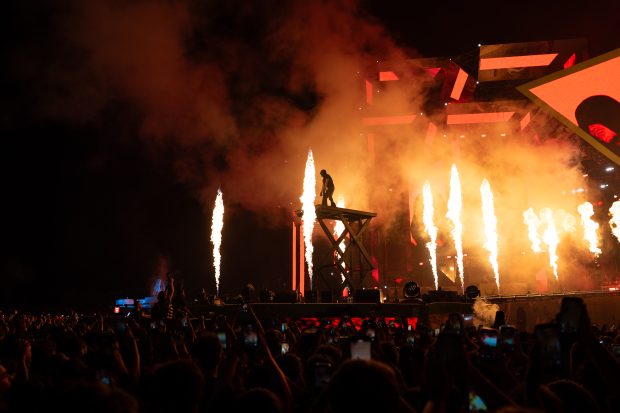 Playboi Carti a urcat pe scena Beach, Please! 2026 după o amânare nocturnă întâmpinată de mii de fani