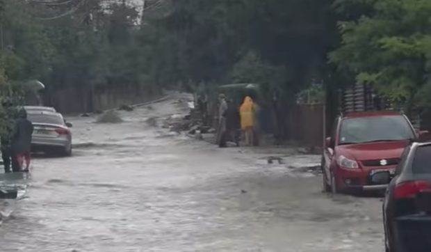Probleme majore în alimentarea cu apă și circulația rutieră din Prahova după furtuna de duminică