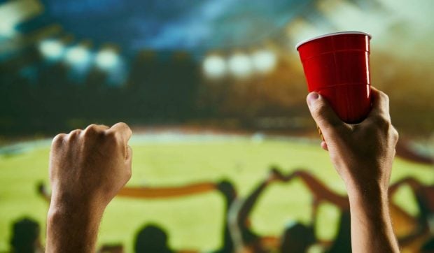 Berea cu alcool și spectacolele pirotehnice devin legale pe stadioanele din România, dar numai în anumite condiții. Ce nu vor avea voie suporterii
