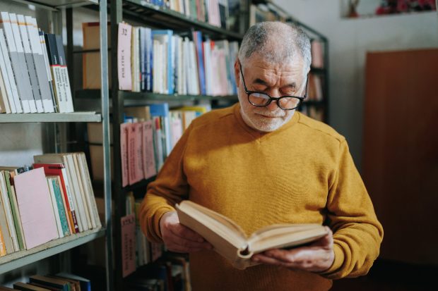Carte dispărută de 150 de ani, găsită într-un șemineu și returnată bibliotecii