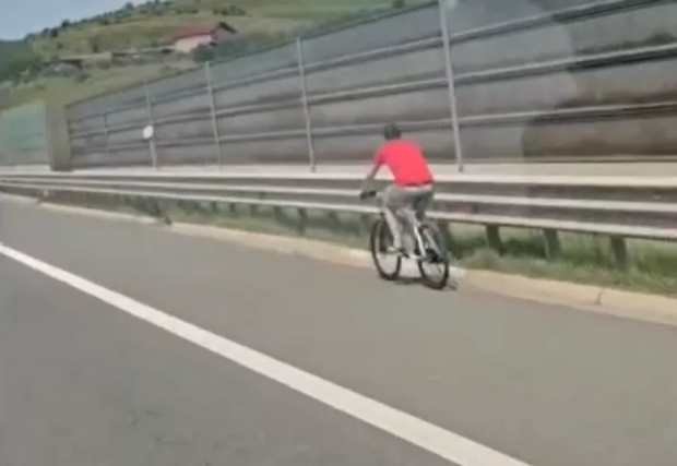Biciclist filmat pe autostrada Transilvania A3, pedalând printre mașini care rulau cu peste 100 km/h, în Cluj