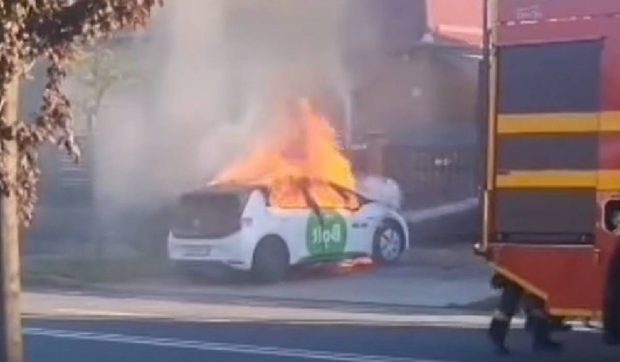 Incendiu violent cu un autoturism electric în Cluj-Napoca: Bateria unui Volkswagen ID.3 a explodat în mers