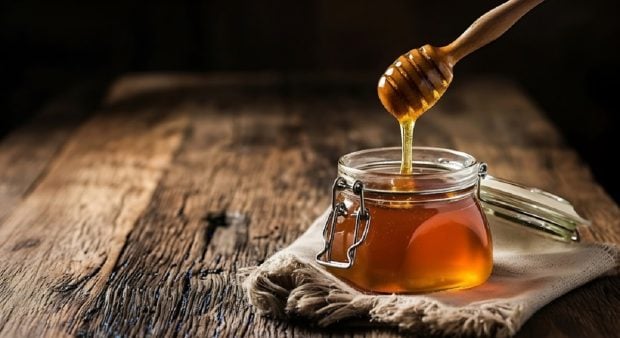 Cum recunoşti mierea contrafăcută: teste simple pe care le poţi face acasă